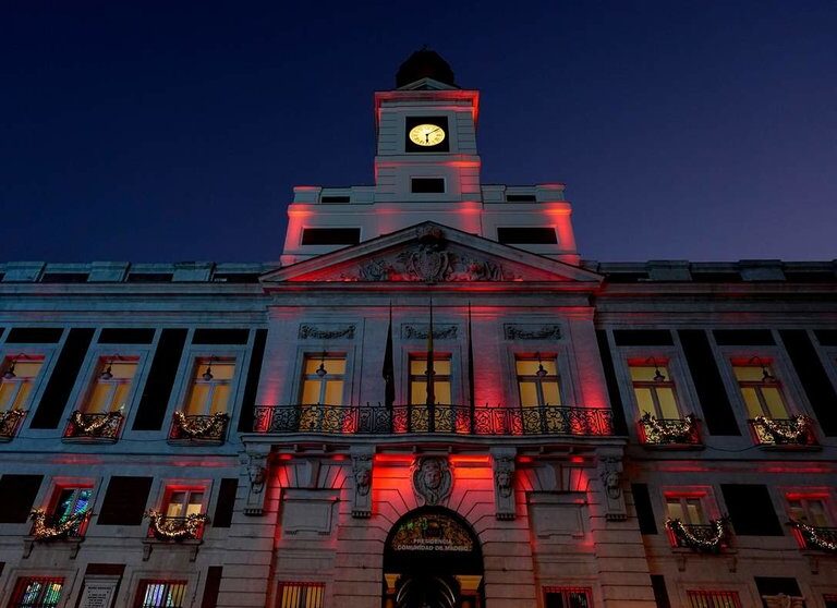La Real Casa de Correos de Madrid se ilumina con la bandera de España por el Día de la Constitución