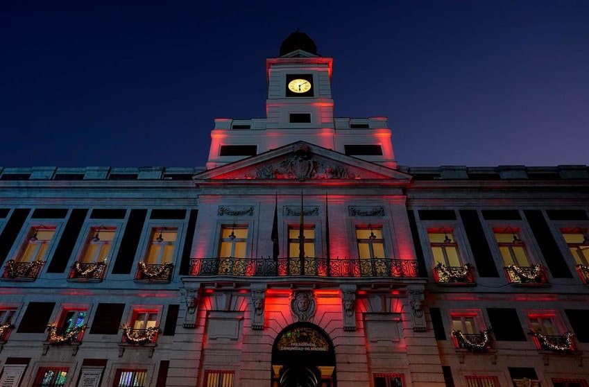 La Real Casa de Correos iluminada de rojo