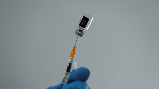 Ómicron: ¿cuarta dosis de la vacuna para afrontar la nueva ola? Preparación de una vacuna durante la vacunación de menores este miércoles en el Hospital Niño Jesús de Madrid. En la imagen se ve como una jeringuilla es introducida en el recipiente donde se encuentra la vacuna