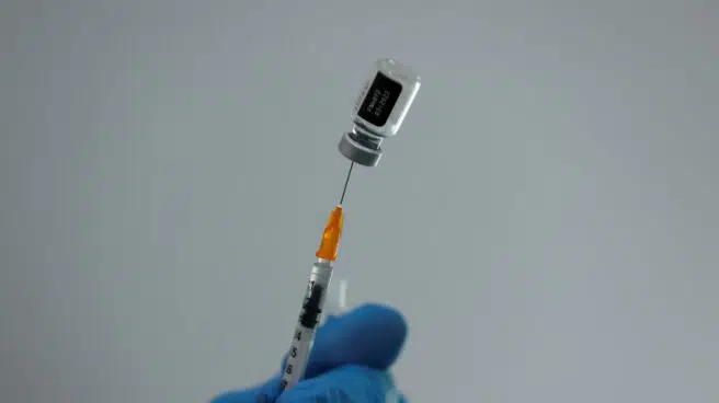Ómicron: ¿cuarta dosis de la vacuna para afrontar la nueva ola?