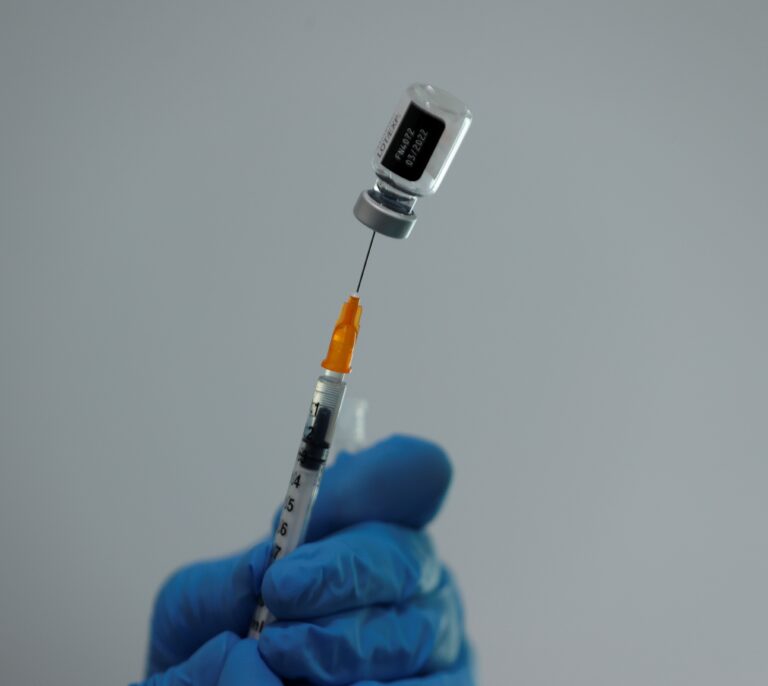 Ómicron: ¿cuarta dosis de la vacuna para afrontar la nueva ola?