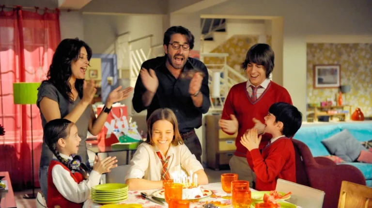 La familia de 'Los Protegidos' celebrando el cumpleaños de Sandra en la cocina de su vivienda, en el capítulo 6 de la 2ª temporada.