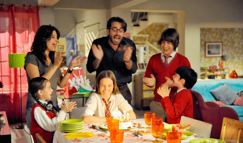 La familia de 'Los Protegidos' celebrando el cumpleaños de Sandra en la cocina de su vivienda, en el capítulo 6 de la 2ª temporada.