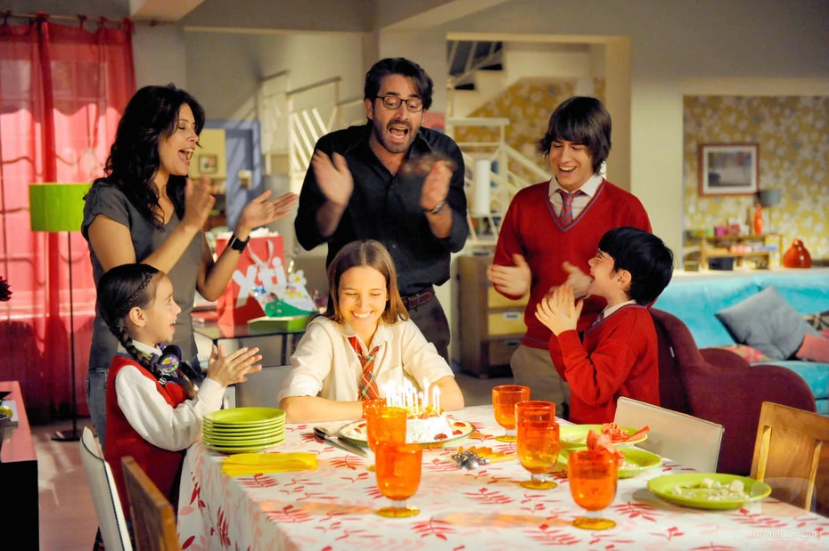 La familia de 'Los Protegidos' celebrando el cumpleaños de Sandra en la cocina de su vivienda, en el capítulo 6 de la 2ª temporada.