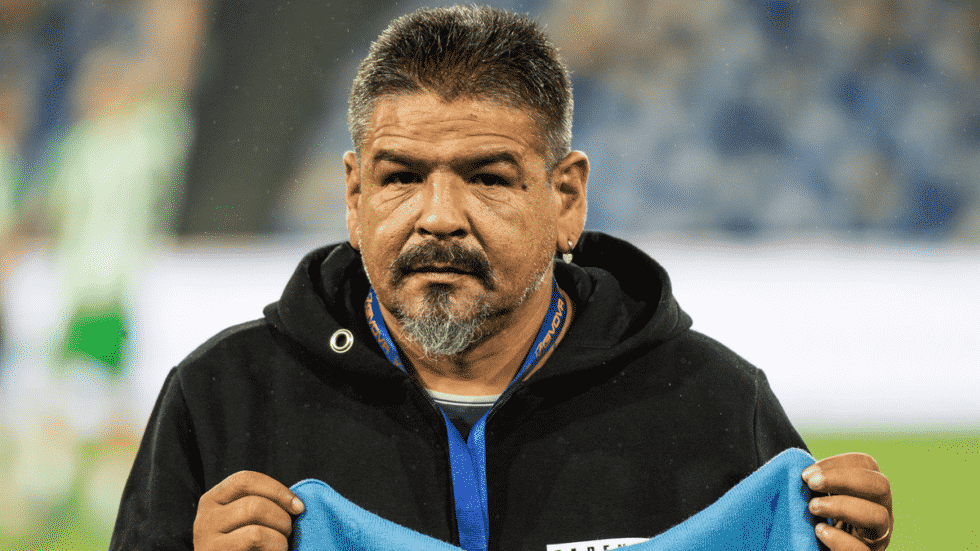 Hugo Maradona sujetando la camiseta de fútbol con el número 10