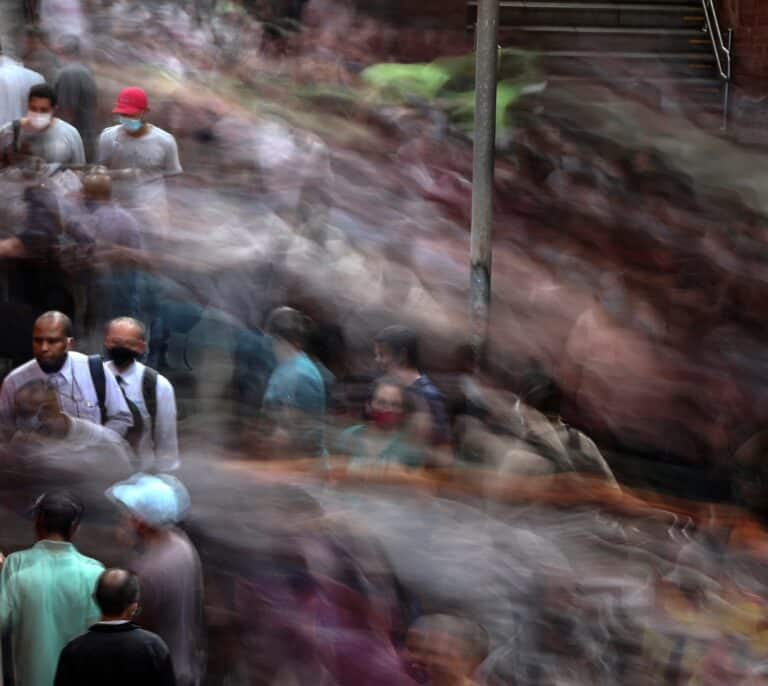 El tsunami de ómicron impacta en todo el mundo: ¿Es la traca final de la pandemia?