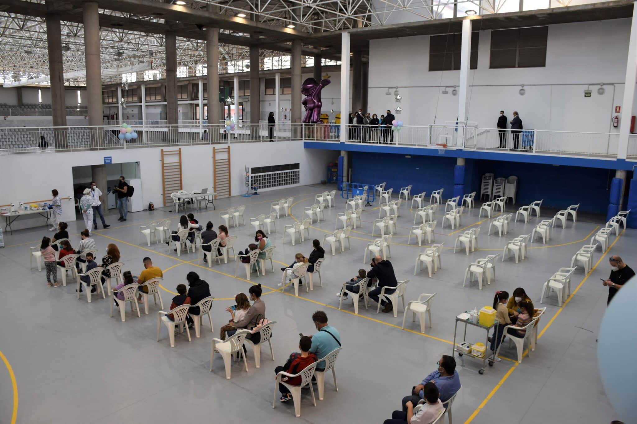 Vista del punto de vacunación durante la visita de la ministra de Sanidad, Carolina Darias, este sábado.