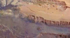 Descubren que el Gran Cañón de Marte alberga agua bajo la superficie