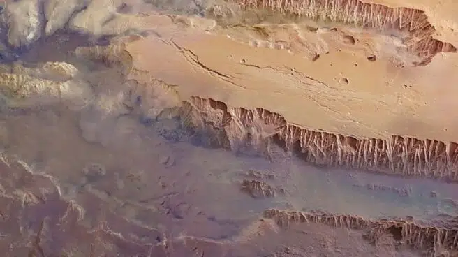 Descubren que el Gran Cañón de Marte alberga agua bajo la superficie