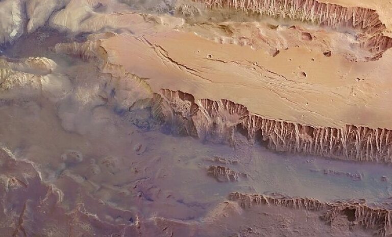 Descubren que el Gran Cañón de Marte alberga agua bajo la superficie