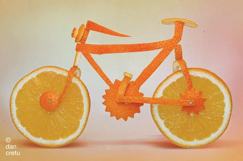 Bicleta hecha con naranjas (en las ruedas) y zanahoria (resto de bicicleta), obra hecha por el artista Dan Cretu