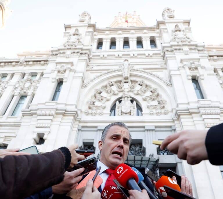 Vox se revuelve contra Almeida y tumba sus presupuestos en el Ayuntamiento de Madrid: "Es una traición"