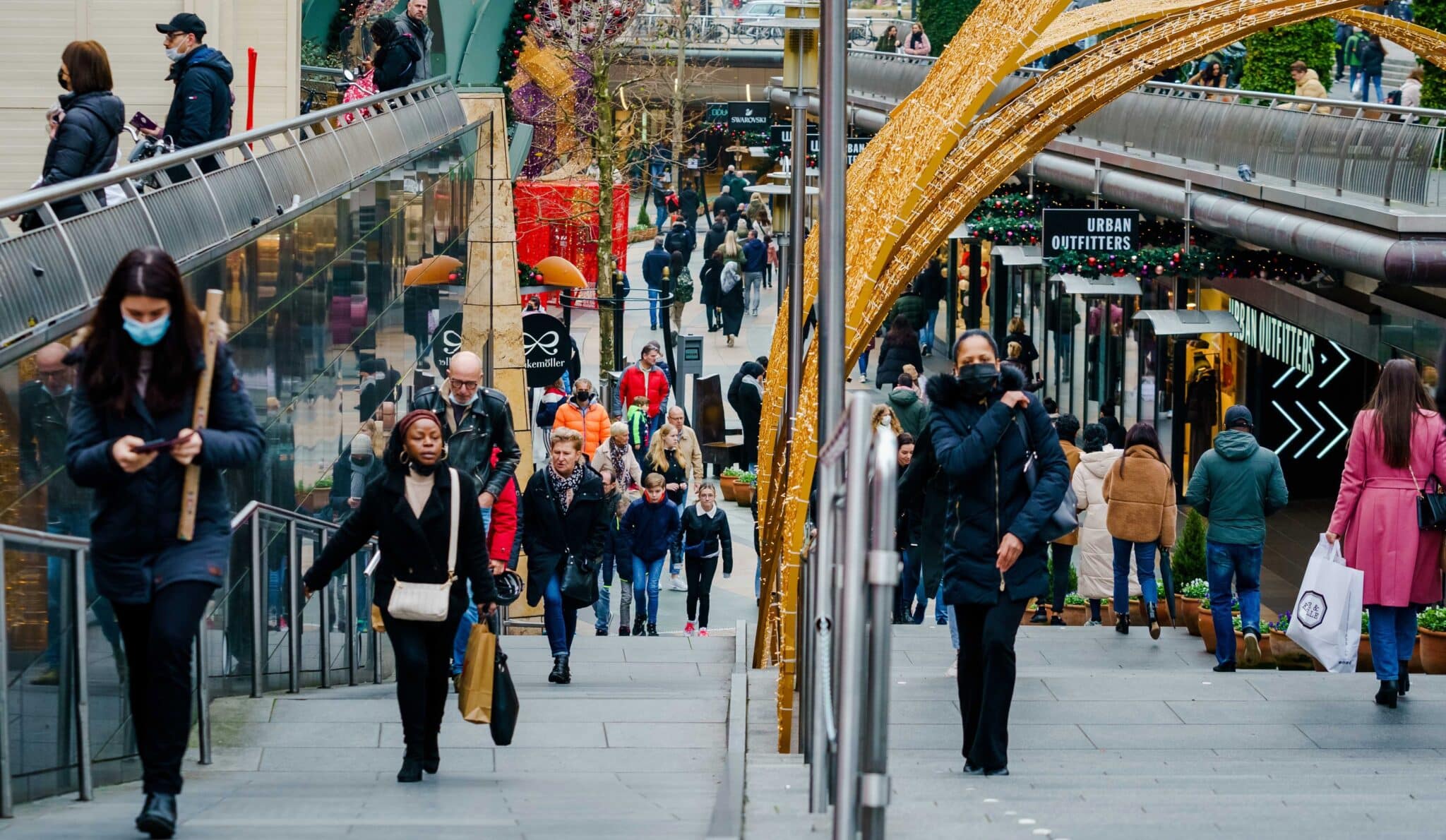 La gente camina por el centro de Rotterdam, Países Bajos, el 18 de diciembre de 2021, en medio del temor de que se imponga un nuevo bloqueo estricto