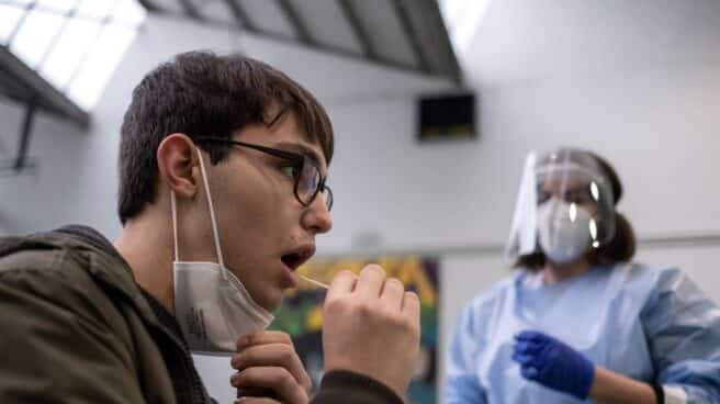 Personal sanitario realiza este viernes test de antígenos en saliva en la Casa da Xuventude, en Orense.