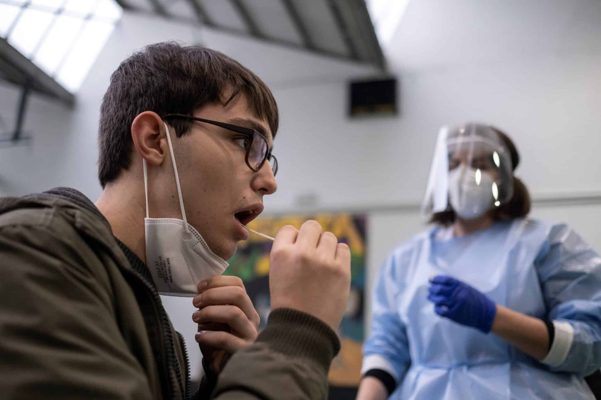 Personal sanitario realiza este viernes test de antígenos en saliva en la Casa da Xuventude, en Orense.