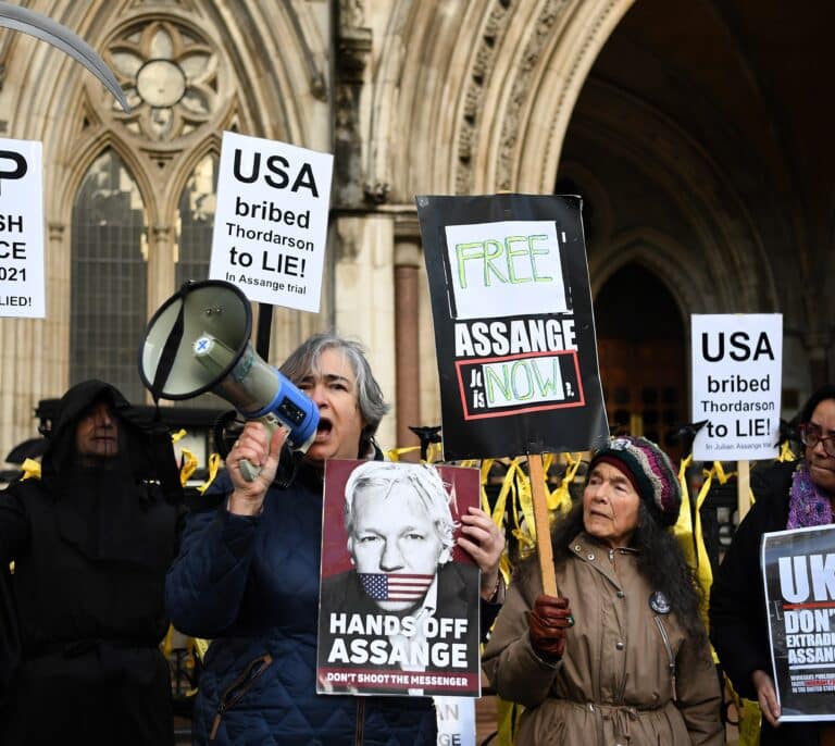 El Tribunal Superior de Londres aprueba la extradición de Assange a EEUU