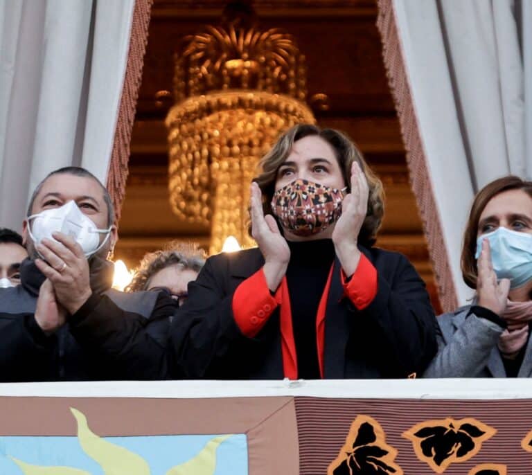 Colau, confinada por convivencia con 2 positivos de covid de su familia