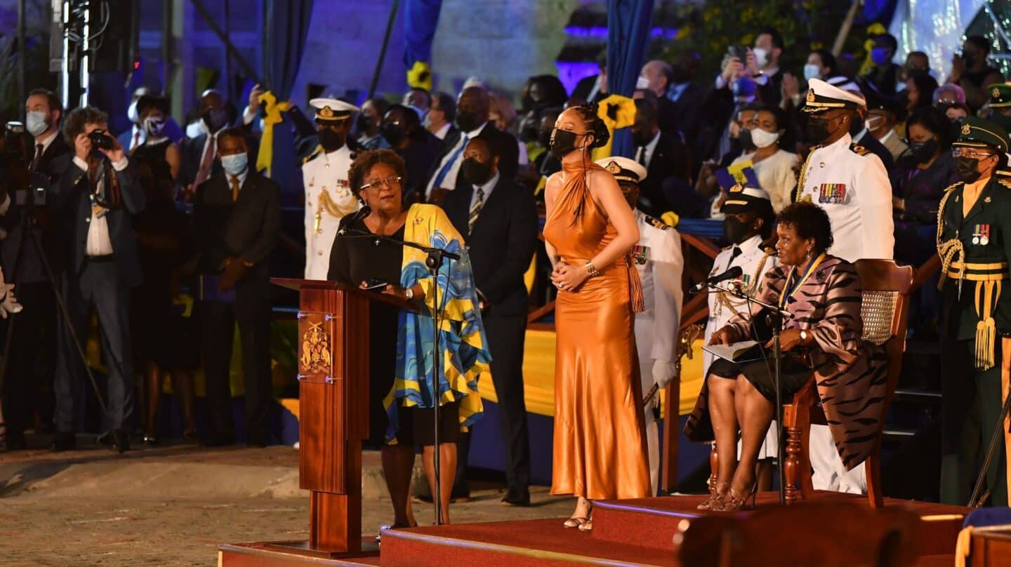 Fotografía cedida por Barbados Today donde aparece la primera ministra de Barbados, Mia Amor Mottley (c-i),