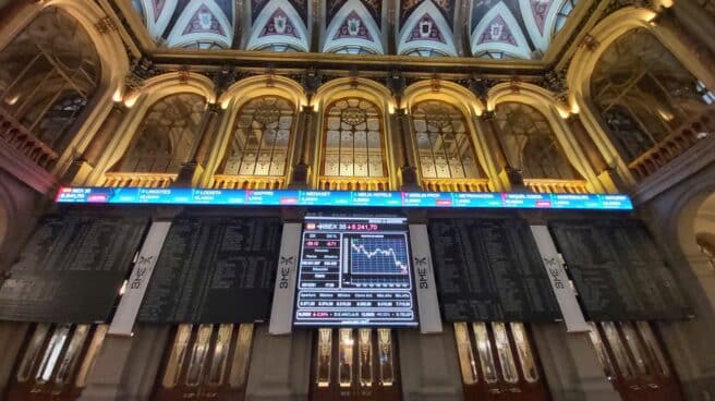 Varias pantallas muestran información bursátil al cierre de la Bolsa, en Madrid.
