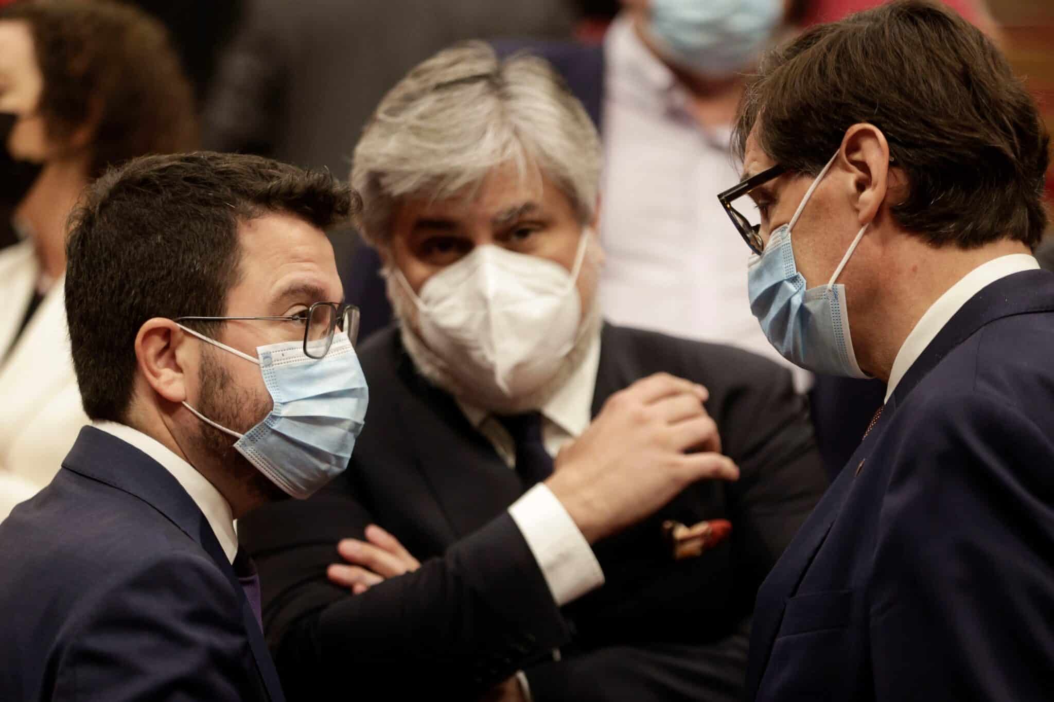 El presidente de la Generalitat, Pere Aragonès, en el Parlament junto a Salvador Illa.