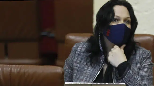 Una diputada falangista, el rostro  de los 'anti vacuna': "Otros políticos sin vacunar callan por disciplina de partido"