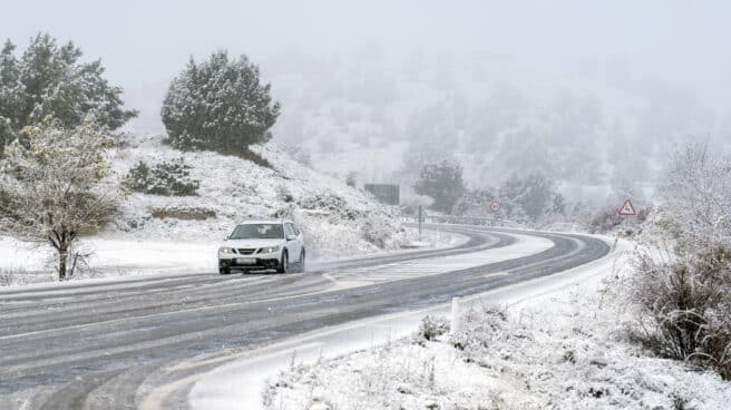 La nieve, la lluvia y la niebla complican la circulación en Teruel y Zaragoza Un vehículo circula por la carretera autonómica A-226, a su paso por el termino de Corbalán (Teruel)