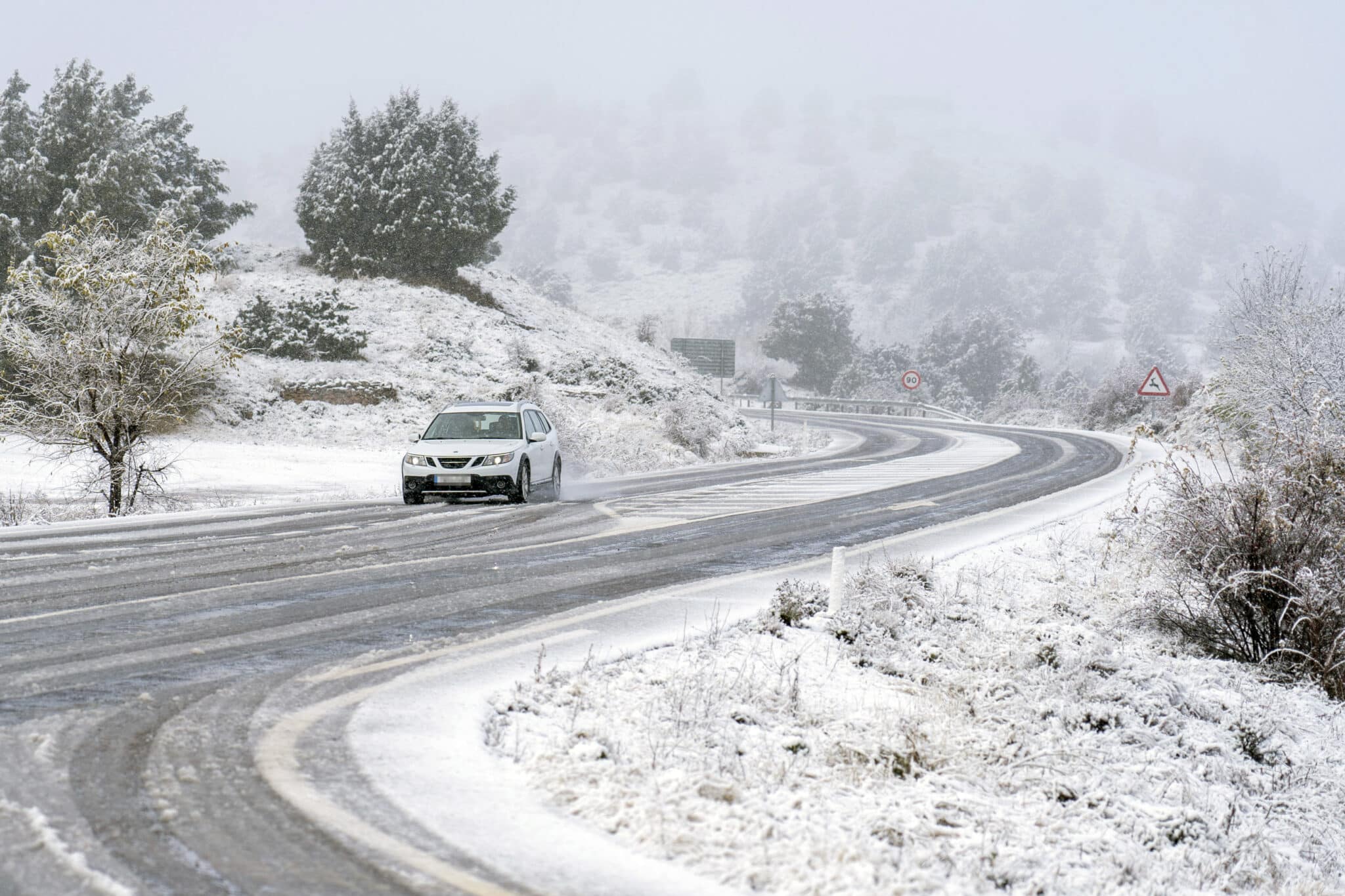 Un vehículo circula por la carretera autonómica A-226, a su paso por el termino de Corbalán (Teruel)