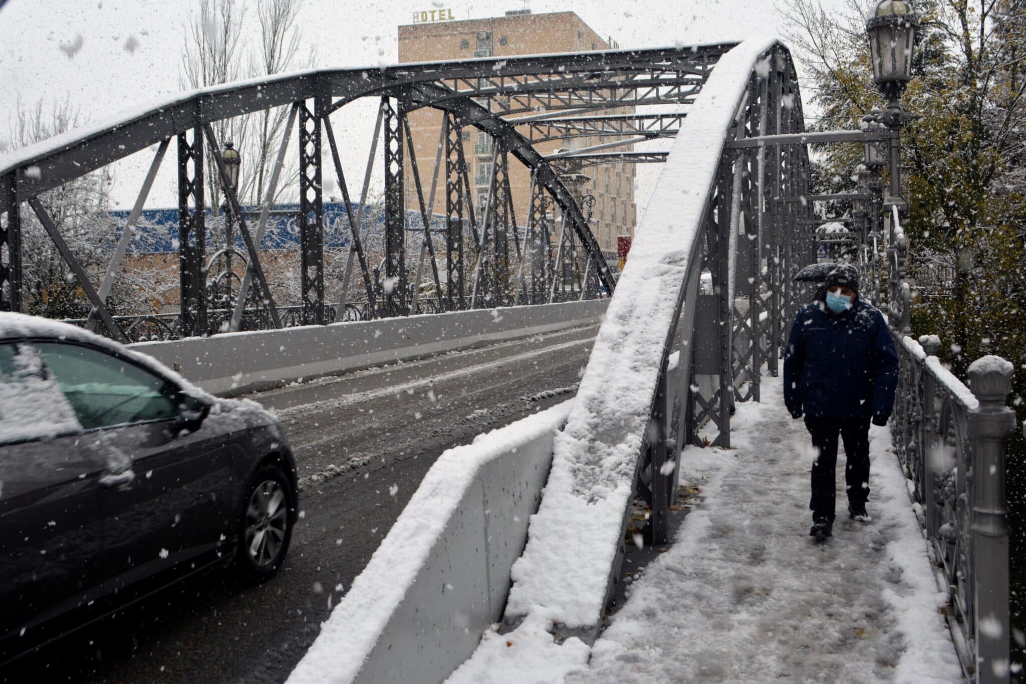 La nieve cae de forma copiosa en la capital palentina provocando problemas para el tráfico y los peatones desde primeras horas de este miércoles.