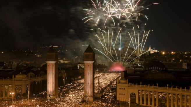 Barcelona suspende la fiesta de Nochevieja en las fuentes de Montjuïc Espectáculo de fuegos artificiales en las fuentes de Montjuïc por Año Nuevo
