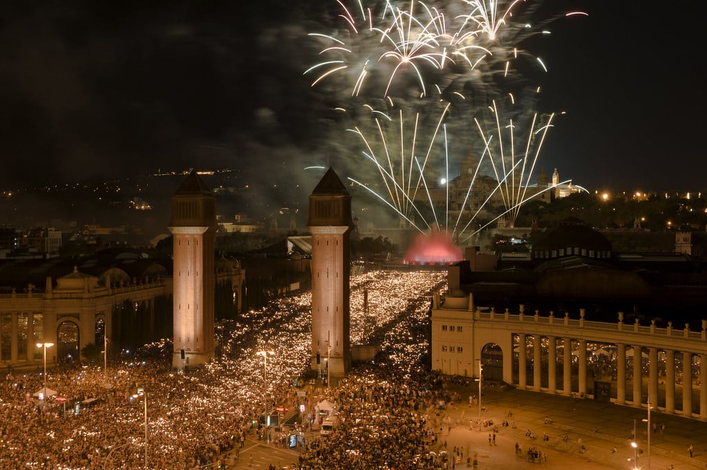 Espectáculo de fuegos artificiales en las fuentes de Montjuïc por Año Nuevo