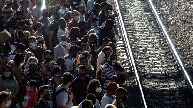 Decenas de pasajeros desembarcan del tren en la estación Luz en Sao Paulo (Brasil).