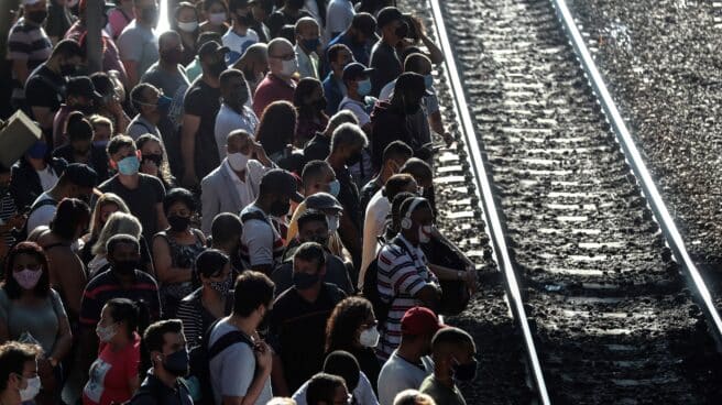 La variante omicron puede reinfectar más segun estudios de científicos sudafricanos Decenas de pasajeros desembarcan del tren en la estación Luz en Sao Paulo (Brasil).