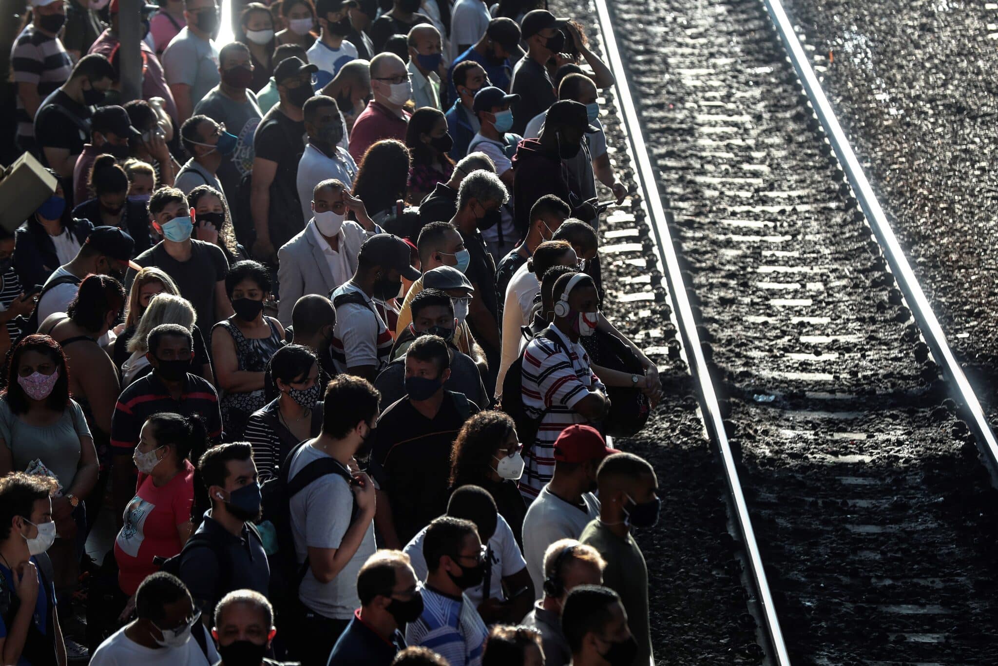 Decenas de pasajeros desembarcan del tren en la estación Luz en Sao Paulo (Brasil).