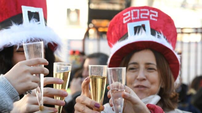 Preuvas en la Puerta del Sol Varias personas participan en las preuvas celebradas al mediodía de este viernes, como ensayo de las campanadas de Año Nuevo en la Puerta del Sol en Madrid.