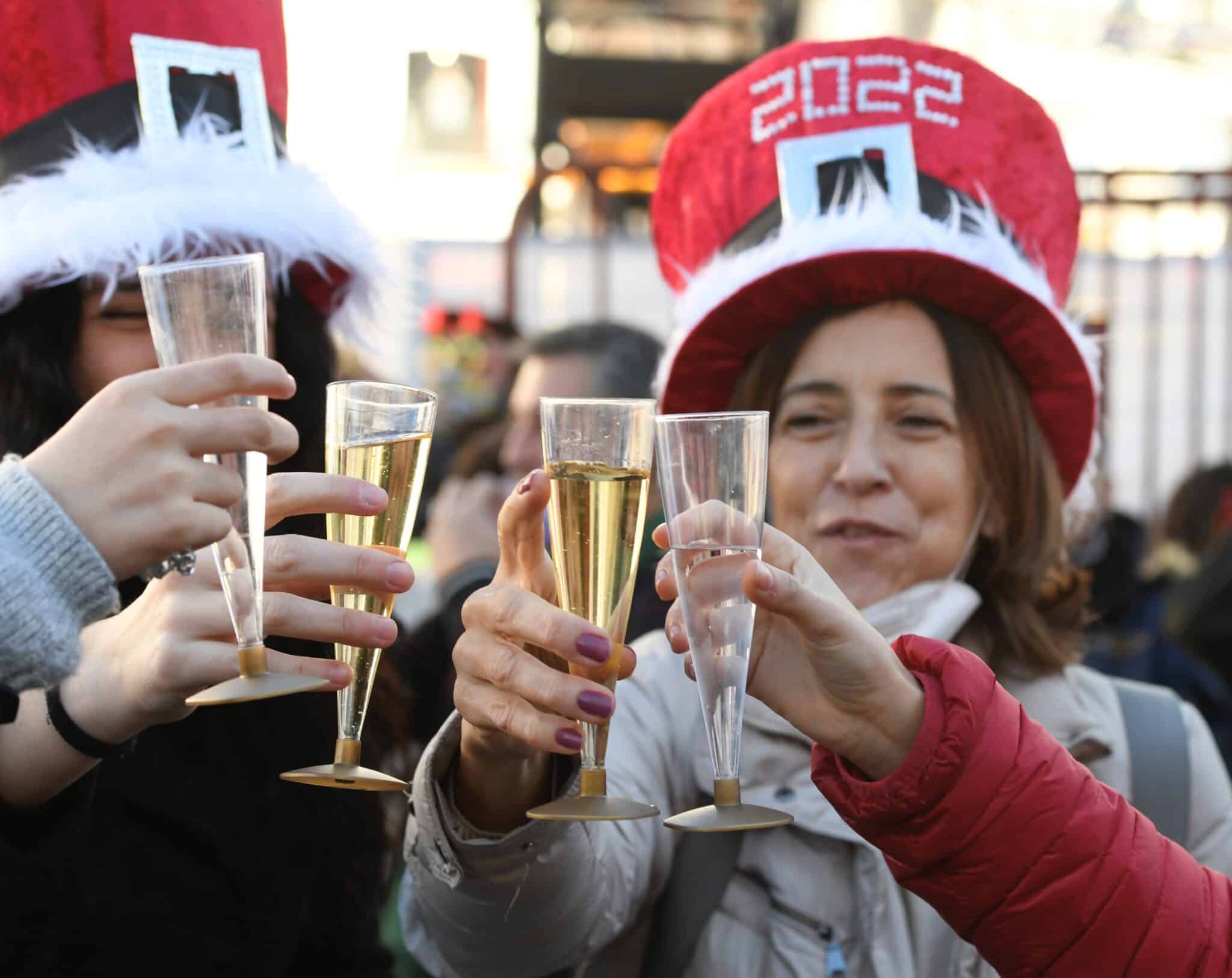 Varias personas participan en las preuvas celebradas al mediodía de este viernes, como ensayo de las campanadas de Año Nuevo en la Puerta del Sol en Madrid.