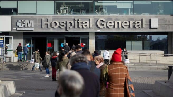 Cola para realizarse un test de antígenos este jueves en el hospital de La Paz Cola para realizarse un test de antígenos este jueves en el hospital de La Paz