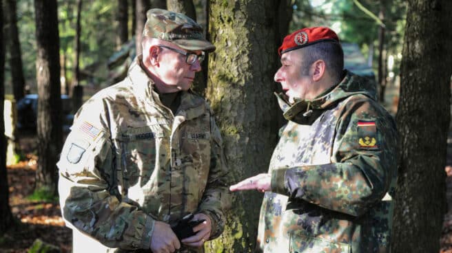 El general Carsten Breuer, dcha, se hará cargo de la unidad de crisis para combatir el coronavirus en Alemania