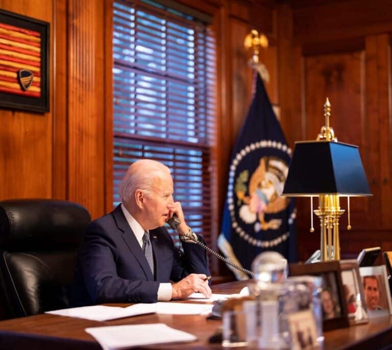 Putin y Biden marcan sus 'líneas rojas' sobre Ucrania en su último contacto de 2021