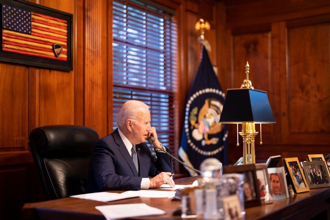 Joe Biden habla por teléfono con Vladimir Putin, desde Wilmington, Delaware, el 30 de diciembre de 2021.