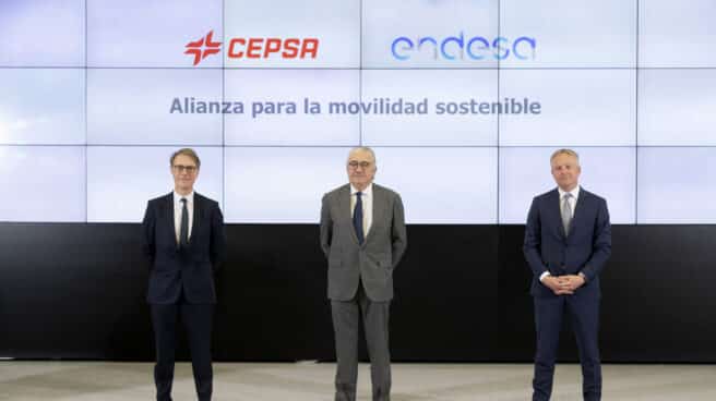 Boisseau, Bogas y Wetselaar durante la firma del acuerdo de los puntos de recarga entre Cepsa y Endesa Boisseau, Bogas y Wetselaar durante la firma del acuerdo