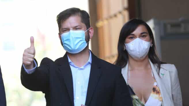 Gabriel Boric, presidente electo de Chile, junto a Izkia Siches, su mano derecha