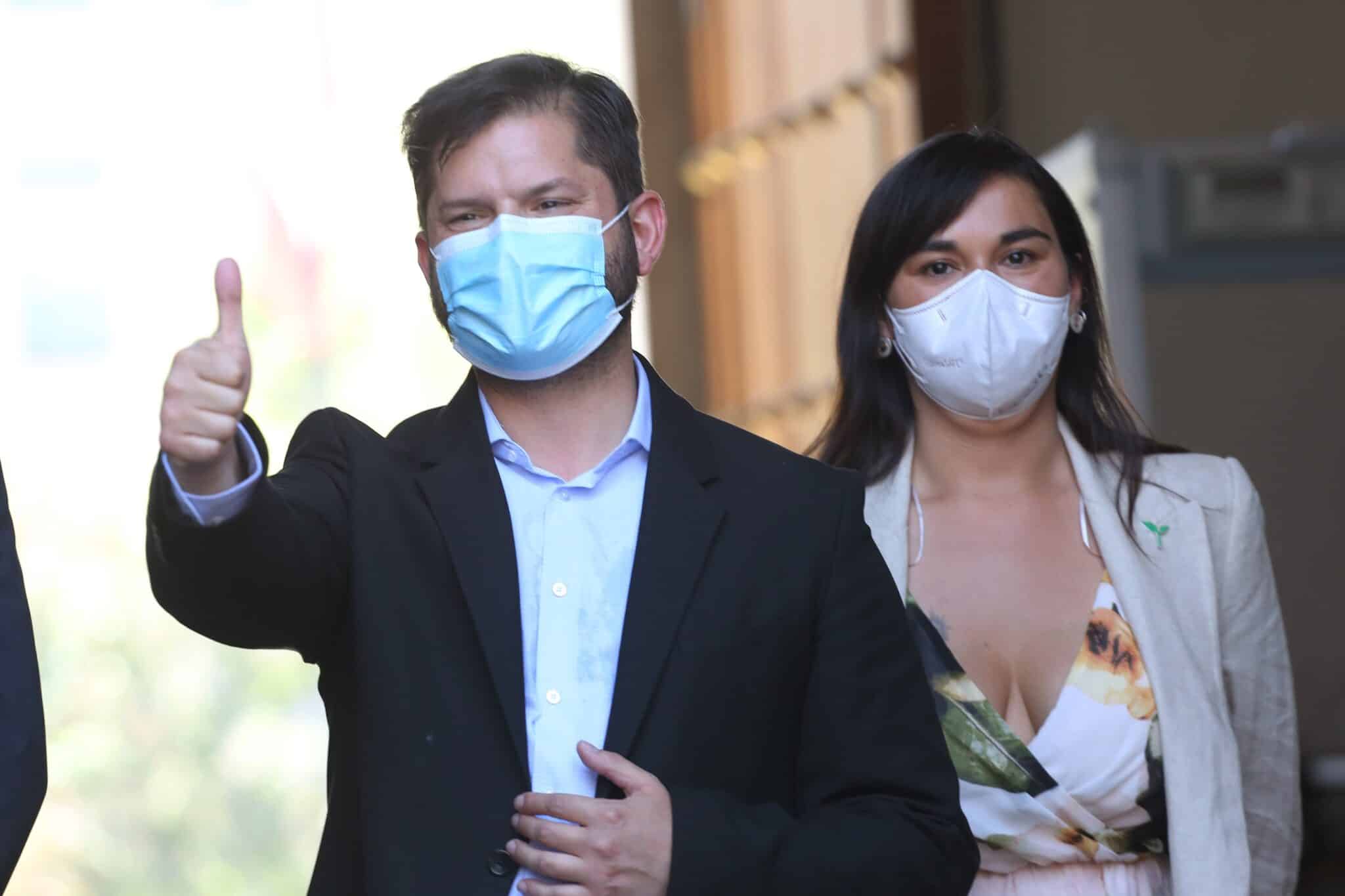 Gabriel Boric, presidente electo de Chile, junto a Izkia Siches, su mano derecha