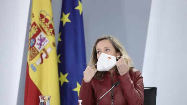 La vicepresidenta primera y ministra de Asuntos Económicos, Nadia Calviño, comparece en una rueda de prensa posterior a una reunión del Consejo de Ministros.