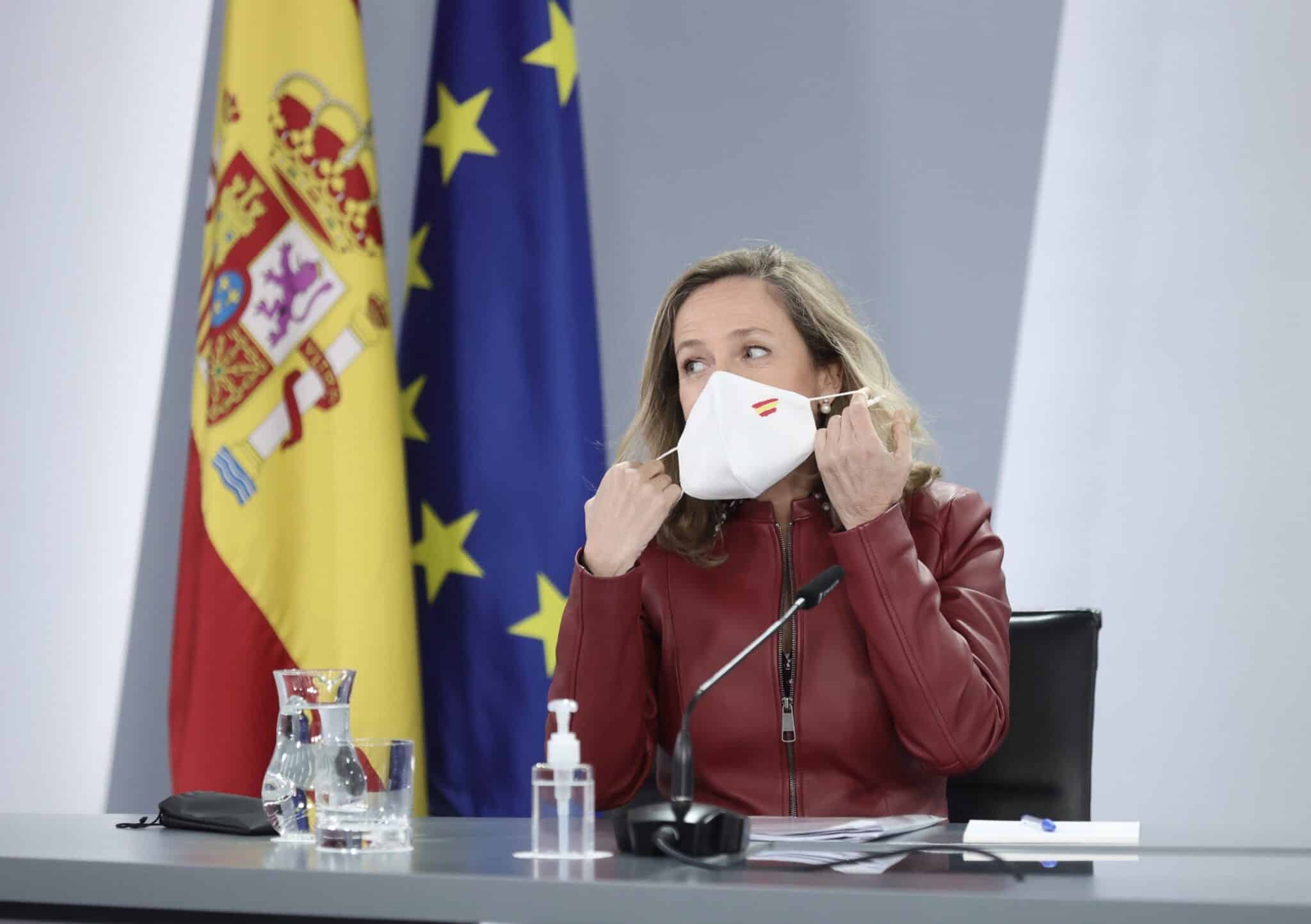 La vicepresidenta primera y ministra de Asuntos Económicos, Nadia Calviño, comparece en una rueda de prensa posterior a una reunión del Consejo de Ministros.