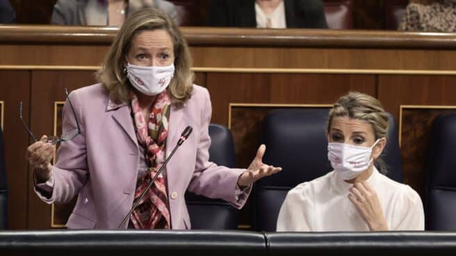 La vicepresidenta primera y ministra de Asuntos Económicos y Transformación Digital, Nadia Calviño, junto a la vicepresidenta segunda y ministra de Trabajo y Economía Social, Yolanda Díaz, en una sesión plenaria en el Congreso de los Diputados.