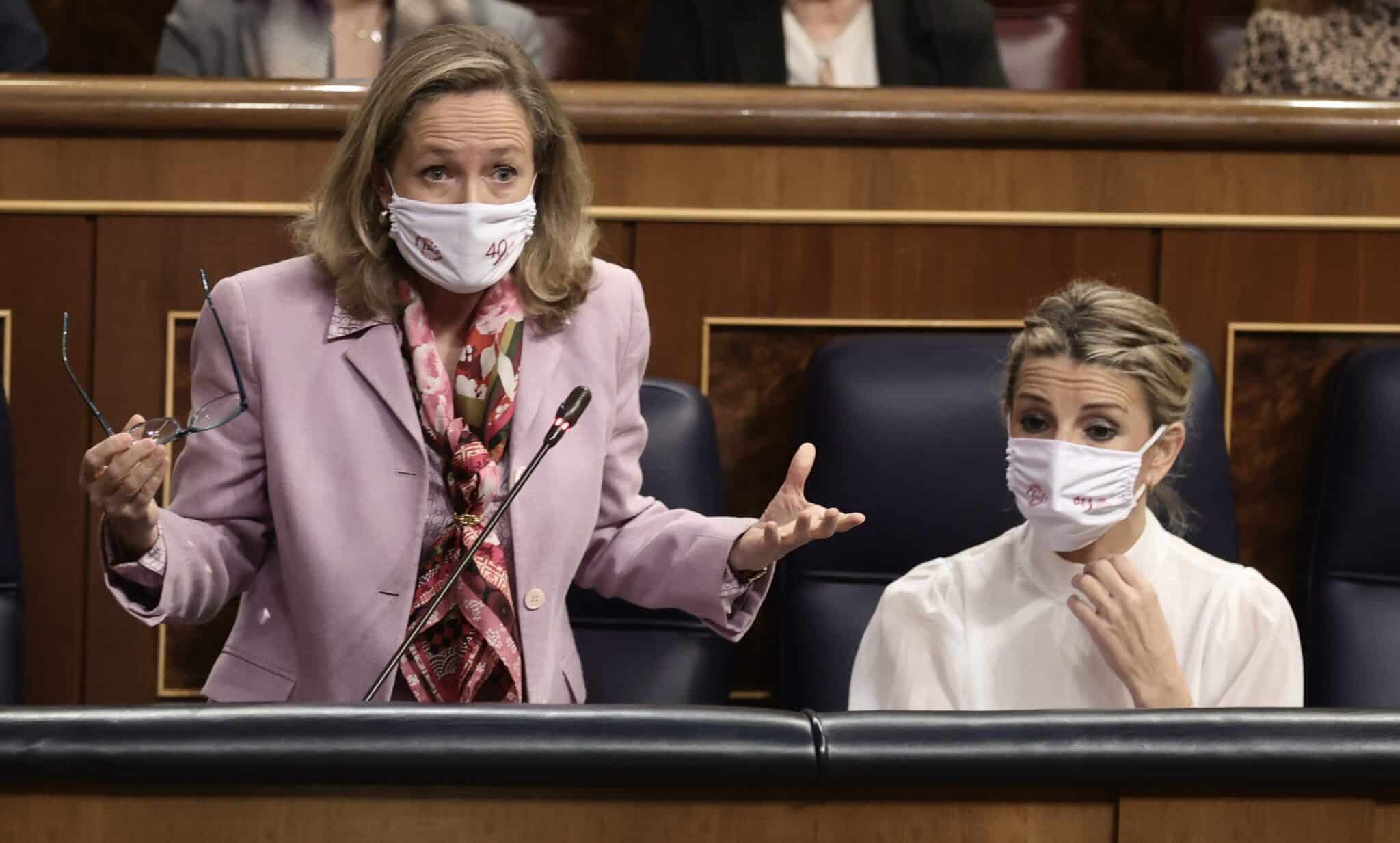 La vicepresidenta primera y ministra de Asuntos Económicos y Transformación Digital, Nadia Calviño, junto a la vicepresidenta segunda y ministra de Trabajo y Economía Social, Yolanda Díaz, en una sesión plenaria en el Congreso de los Diputados.