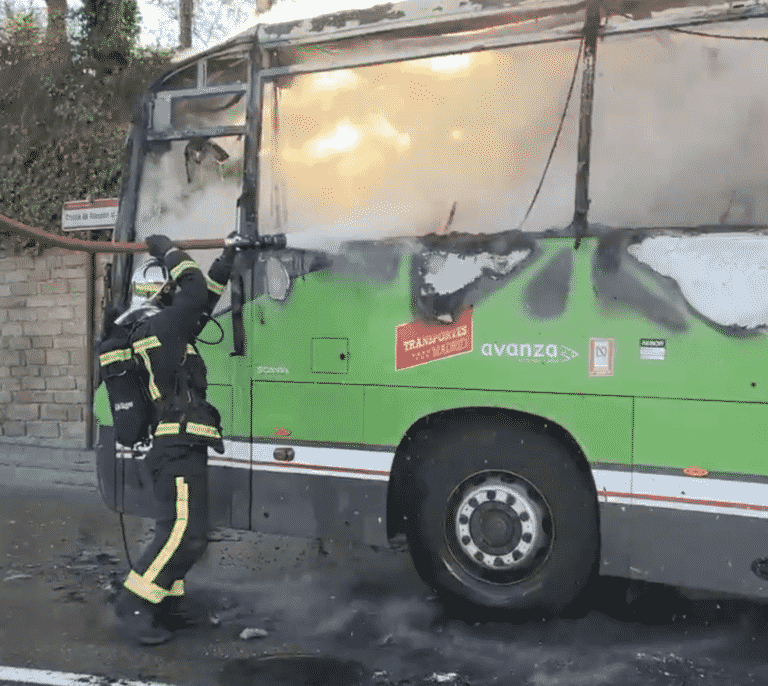 Arde completamente un autobús de transporte regular sin provocar heridos en el casco urbano de Pozuelo