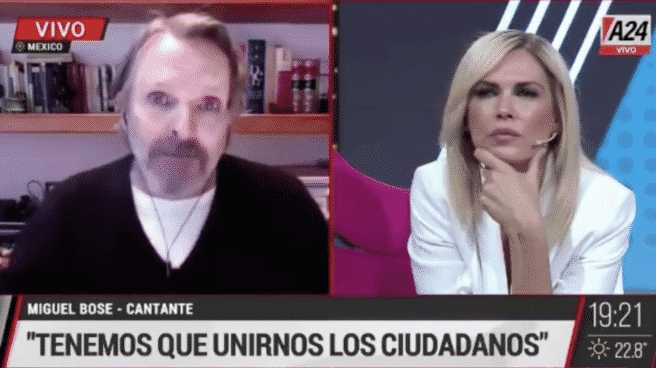 Miguel Bosé y su 'plandemia': "Me secuestran, me niegan" Pantalla partida de Miguel Bosé y la presentadora del programa argentino A24