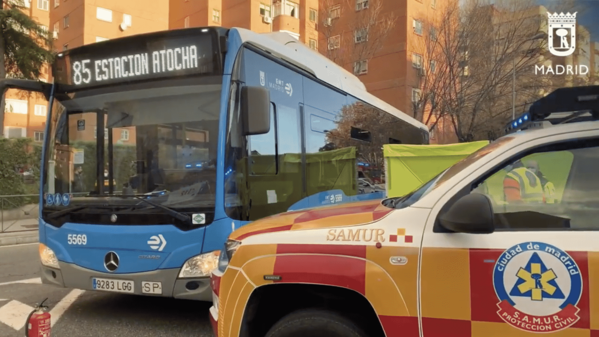 Autobús del accidente y furgoneta del Samur en Madrid