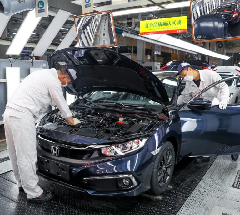 La industria exige rebajar la gasolina y apostar por la nuclear para frenar la crisis de la energía